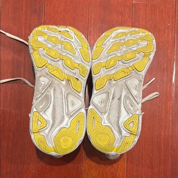 White Hoka Clifton 9 Running Shoes Women's 6 - Picture 6 of 8